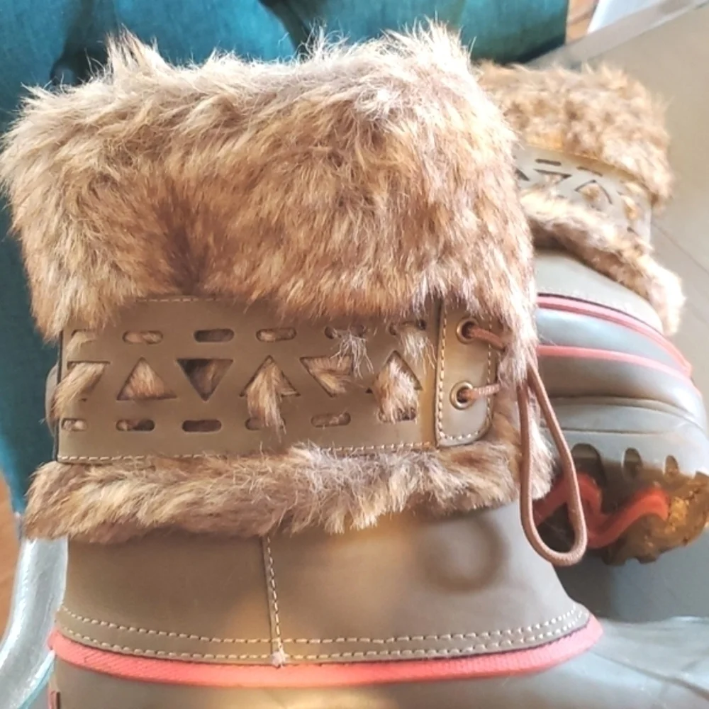 KHOMBU Snow Boots Winter Fur lined Warm Neutral waterproof Like new Sz.7